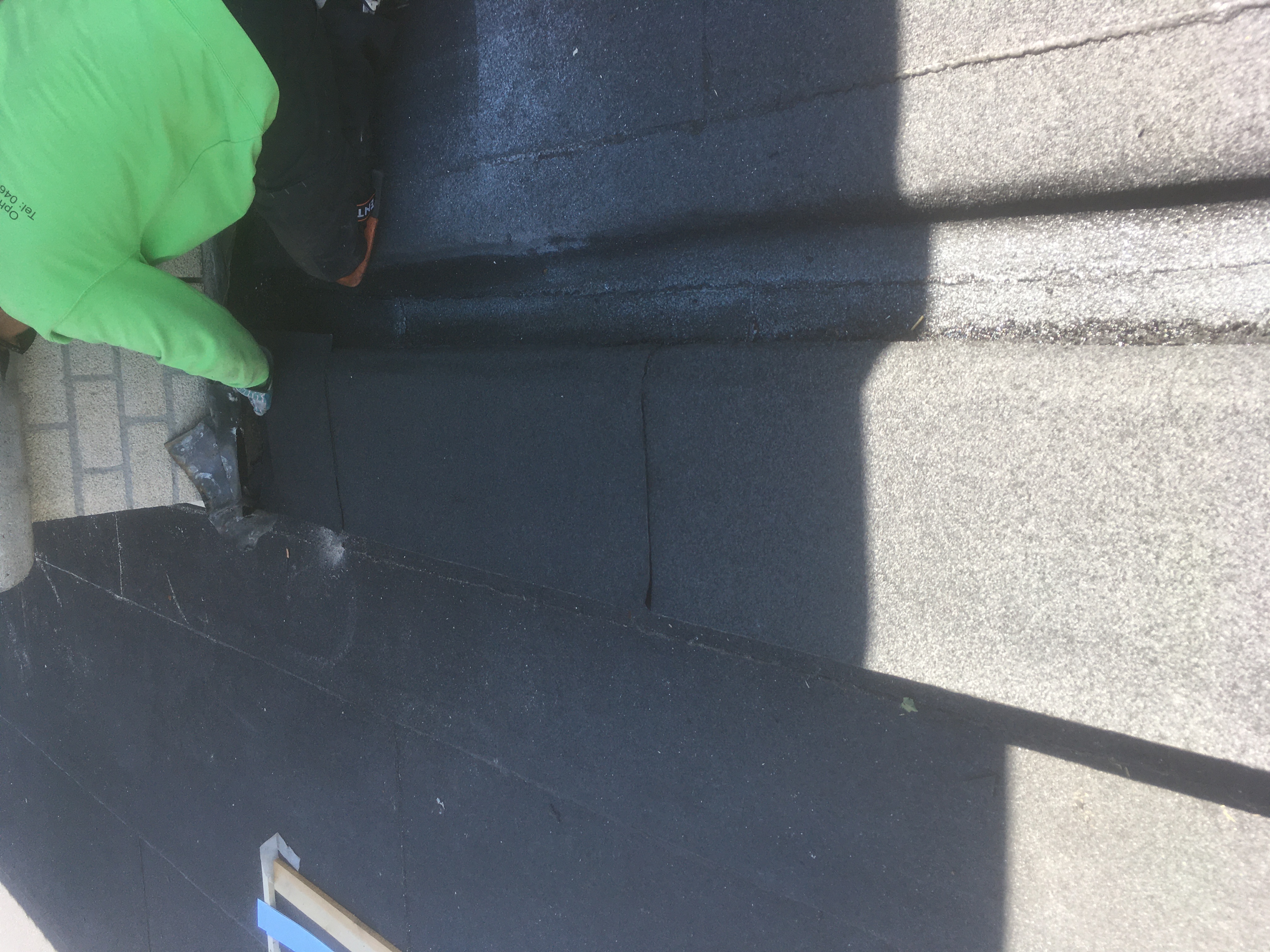 Tijdens: hoogteverschil in het dakvlak ingewerken met bitumen